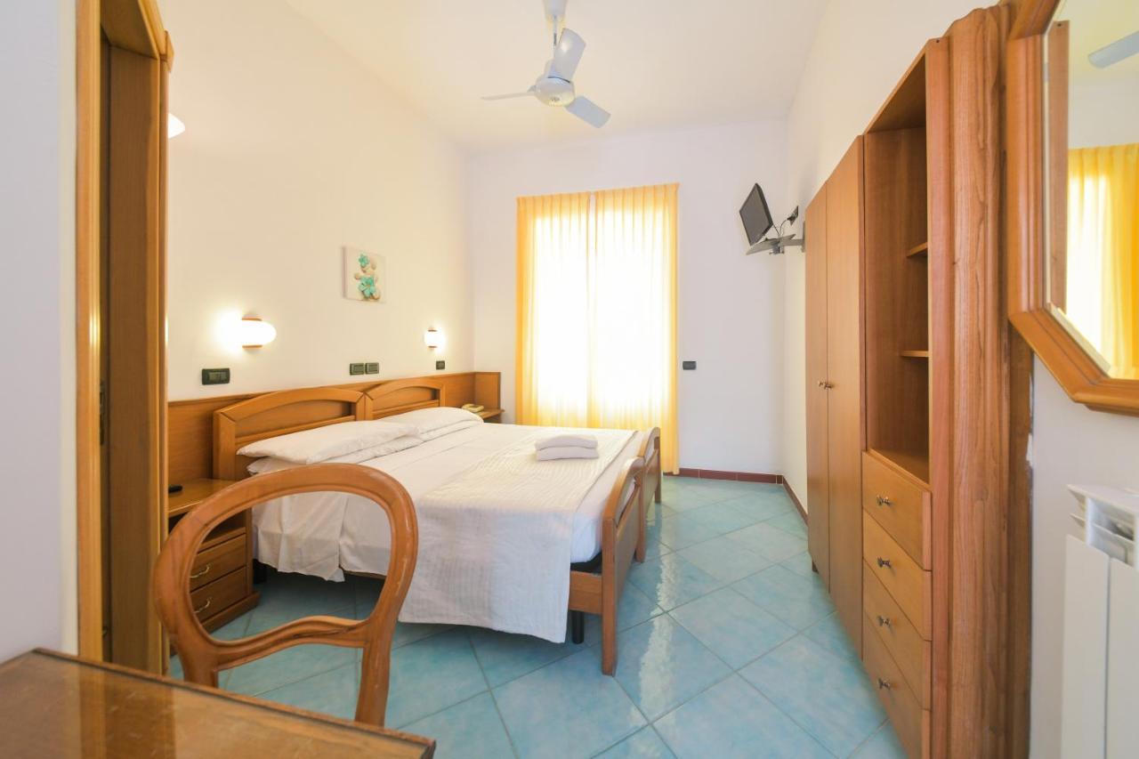 Hotel Pineta Ischia Bagian luar foto