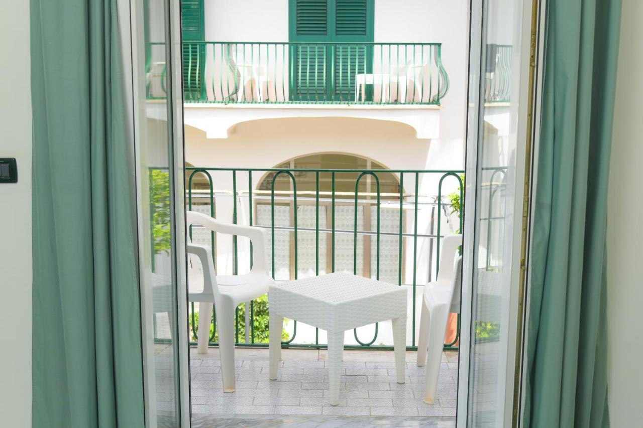 Hotel Pineta Ischia Bagian luar foto