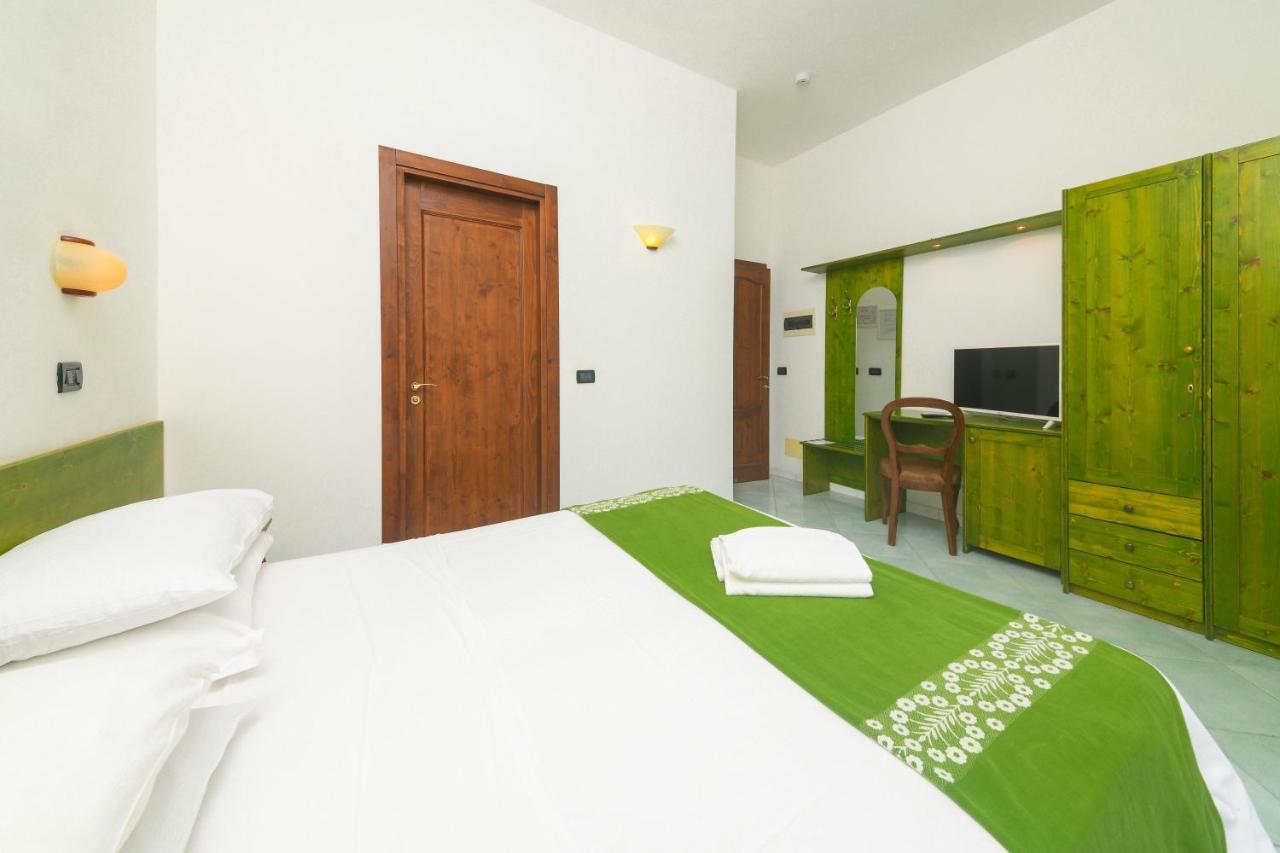 Hotel Pineta Ischia Bagian luar foto